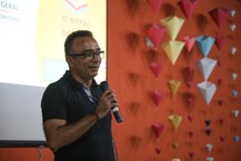 Pró-reitor de Extensão, Cezar Nonato, em conversa com os monitores da Bienal 2023