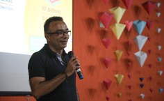 Pró-reitor de Extensão, Cezar Nonato, em conversa com os monitores da Bienal 2023