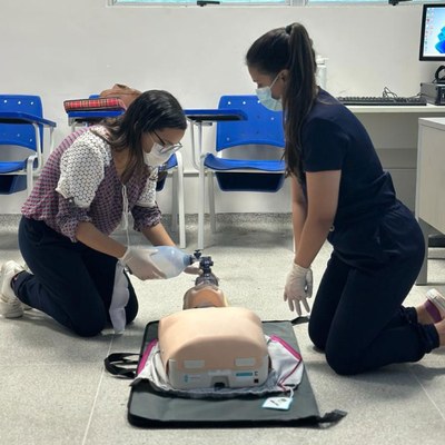 Residentes durante treinamento em ressuscitação cardiopulmonar | nothing
