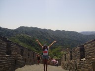 Mayara visitando a Muralha da China, durante intercâmbio