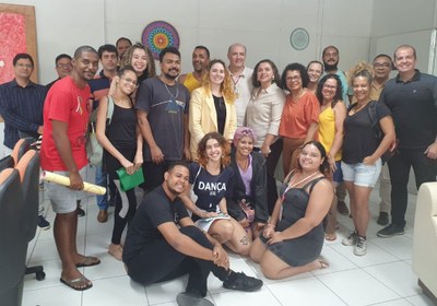 Turma de Dança com reitor e membros da gestão