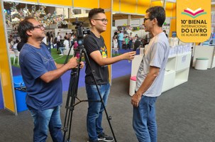 Estudantes de Jornalismo participam do projeto Bienal no Ar