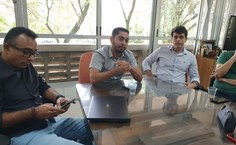 Pró-reitor de Extensão, Cezar Nonato, o estudante Marcos Alessandro e o superintendente da Sinfra, Felipe Paes