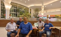 Professores Geovânio (a frente), Paulo, Jayme Miranda, presidente da Federação Alagoana de Xadrez; Isnaldo Barbosa e Marcus Vinicíus Lobo, da UFPR, coordenador Geral do evento