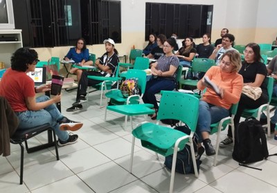 Professora Joelma Albuquerque com a turma do curso de extensão