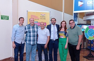 Reitor Josealdo Tonholo com a equipe do Nees