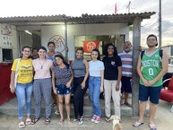 Parte do grupo de estudantes envolvidos na campanha beneficente durante entrega de doações na ocupação Tereza de Banguela