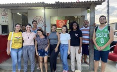 Parte do grupo de estudantes envolvidos na campanha beneficente durante entrega de doações na ocupação Tereza de Banguela
