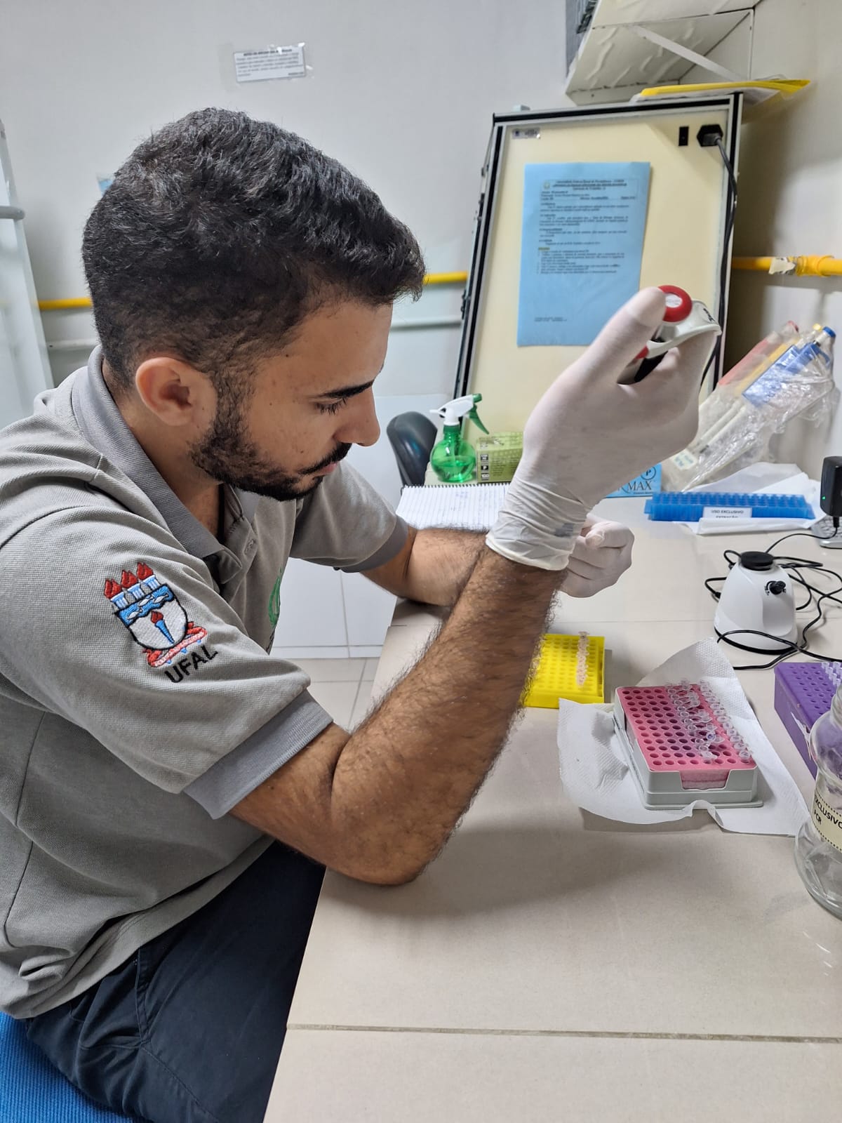 O estudante de Medicina Veterinária da Ufal, Valdir Vieira, se prepara para iniciar o curso de mestrado na UFRPE (Foto Acervo Pessoal)