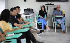 Geiza Correia e professor Roberaldo Carvalho durante reunião com os bolsistas