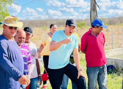 Professor Emerson Soares (ao centro, de camisa azul), com equipe | nothing