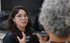 Ruth é estudante do Curso de Física e monitora de um estande