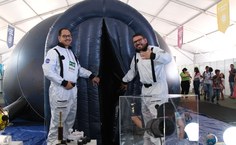 Porfessores Jhonatan e Luis convidam para conhecer o planetário móvel