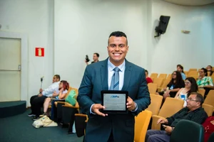 Egresso da Ufal recebe prêmio da Abecs de Melhor Dissertação