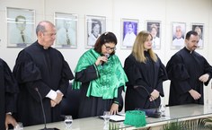 Vice-reitora Eliane Cavalcanti cola o grau do formando