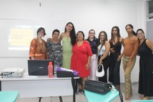 Diana Justino com a banca examinadora. Orientadora Magnólia Rejane (de vermelho) e as professoras Andrea Moreira e Laís Barros