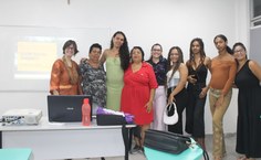 Diana Justino com a banca examinadora. Orientadora Magnólia Rejane (de vermelho) e as professoras Andrea Moreira e Laís Barros