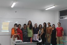 Apresentação do TCC foi também prestigiada pela mãe da graduada, dona Benedita Justino (vestido estampado)