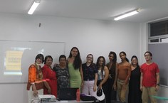 Apresentação do TCC foi também prestigiada pela mãe da graduada, dona Benedita Justino (vestido estampado)