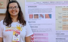 Isabelle Nunes durante apresentação de pôster