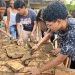 Estudantes participam de oficina para construção de forno