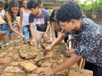 Estudantes participam de oficina para construção de forno