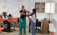 Professora Débora Borges com a turma de violino de Campo Alegre