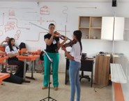 Professora Débora Borges com a turma de violino de Campo Alegre