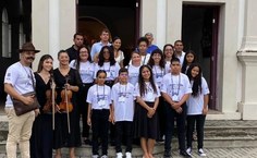 Professora Débora Borges com professores e alunos de violino