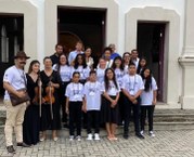 Professora Débora Borges com professores e alunos de violino