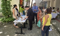 Nathalie Nayara atendendo ao público da Feira Egal de Portas Abertas