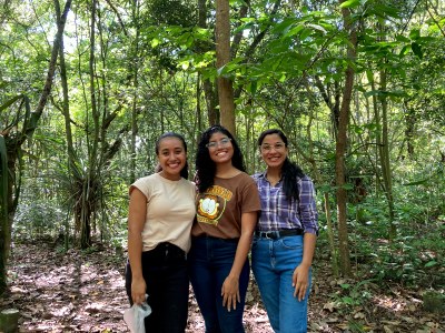 As estudantes Alana Raquel Santos da Silva, Bruna Beatriz Ferreira da Silva e Jennifer Dantas dos Santos são autoras do trabalho