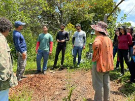 Estudantes de Agronomia participam de visita ao assentamento Flor do Bosque