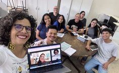 Professora Isabel Muniz Lima com alunos