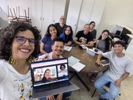 Professora Isabel Muniz Lima com alunos