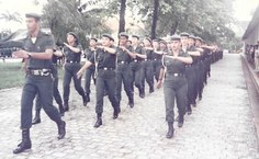Foto do acervo pessoal do Coronel Dimas: Desfile de pelotão de policiais mulheres