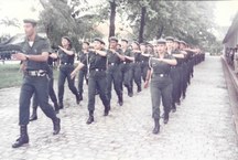 Foto do acervo pessoal do Coronel Dimas: Desfile de pelotão de policiais mulheres