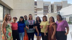 Pioneiras da PMAL entregaram placa de reconhecimento para Fernanda Calheiros, como agradecimento pela pesquisa realizada