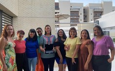 Pioneiras da PMAL entregaram placa de reconhecimento para Fernanda Calheiros, como agradecimento pela pesquisa realizada