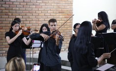 Orquestra de violinos coordenada pela professora Débora Borges