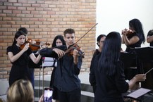Orquestra de violinos coordenada pela professora Débora Borges