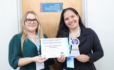Lívia e Francineila comemoram a premiação nacional
