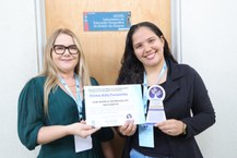 Lívia e Francineila comemoram a premiação nacional