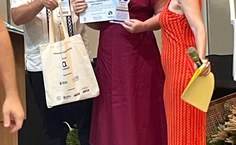 Professora Francineila Pinheiro recebendo o Prêmio em Macapá (Amapá)