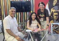 Maria Flor autografando o livro do tio Iziano Batista e da tia Simoneide Araújo