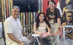 Maria Flor autografando o livro do tio Iziano Batista e da tia Simoneide Araújo