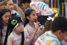 Bianca, filha de Carlos Everaldo e uma das escritoras do livro