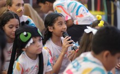 Bianca, filha de Carlos Everaldo e uma das escritoras do livro