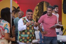 Professor Eraldo Ferraz, curador da Bienal e diretor da Edufal, prestigiou o lançamento