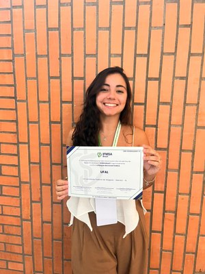 A estudante Marília Menezes, que representou a Ufal na assembleia, com o certificado que confirma a filiação à IFMSA